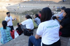 New Acropolis volunteers clean an historical site in Mumbai