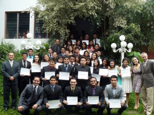 Graduados acompañados de Director Nacional de OINASA, Director de CCUNA e instructores del curso.