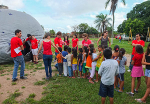 ingresando al planetario móvil