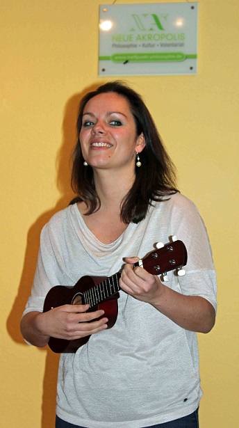 Chica con instrumento en Philo Slam Munich
