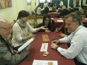 Voluntarios explicando el juego egipcio "Senet".