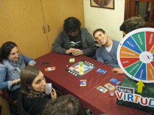 Jóvenes participando del "Trivial Filosófico" y la rueda de las Virtudes.