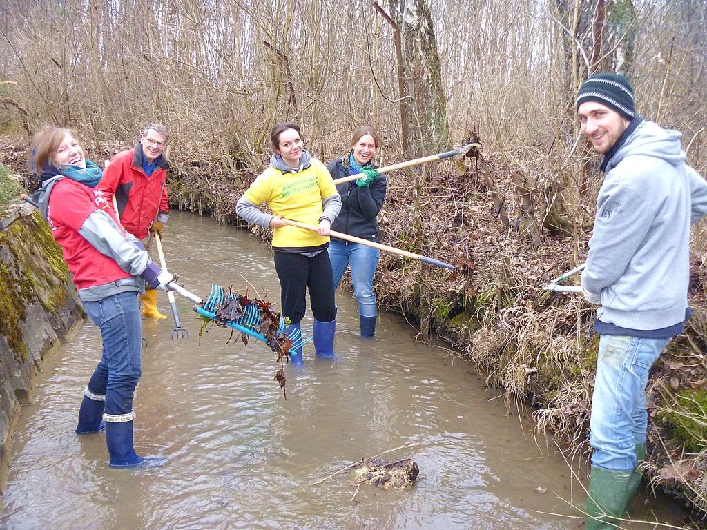 Munich Volunteers cleaning river