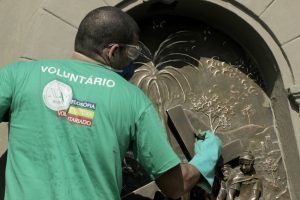 “Proyecto Clío”: limpieza de los nichos del Monte Serrat (Santos – SP, Brasil)