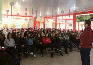 Conferencia sobre valores humanos y olímpicos en una Escuela Pública (Criciúma/SC, Brasil)