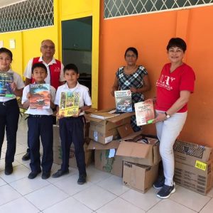 Donación de libros a una escuela en la comunidad indígena Huetar (San José, Costa Rica)