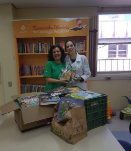 Entrega de libros para niños y jóvenes al Hospital de Clínicas de Porto Alegre (Brasil)