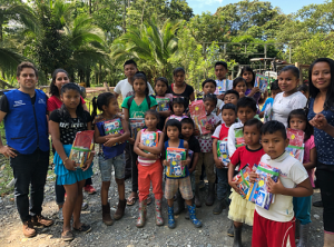 Entrega de material escolar en una zona de población indígena (Limón, Costa Rica)