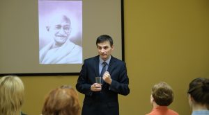 Conferencia titulada “Mahatma Gandhi.Gandhi. La vida en busca de la verdad” (Chelyabinsk, Rusia)