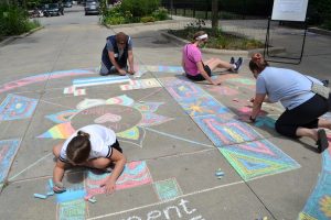 Pintando un mandala en la calle Comm-Unity (Chicago, EE. UU.)