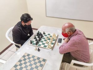 Dos hombres juegan ajedrez en una mesa