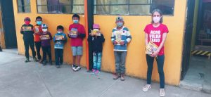 Entrega de material escolar (Quetzaltenango, Guatemala)