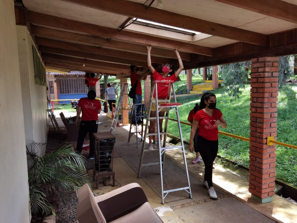 Grupo de voluntarios pintando el techo