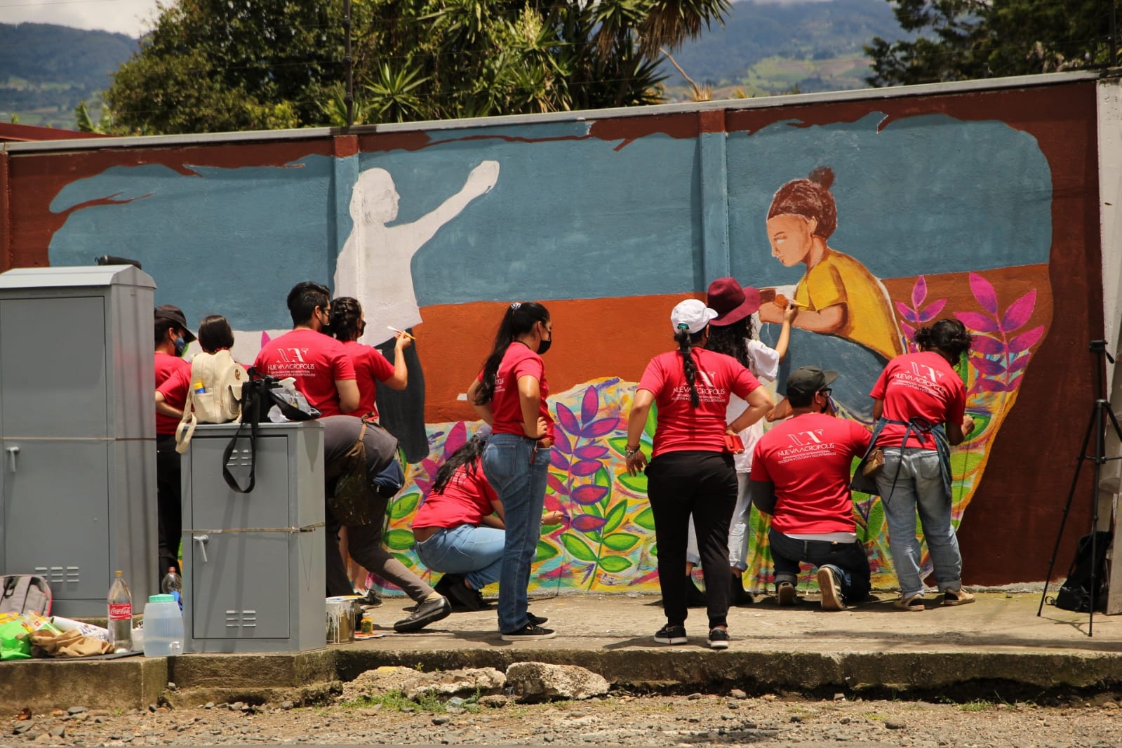 voluntarios trabajando en la creación de mural