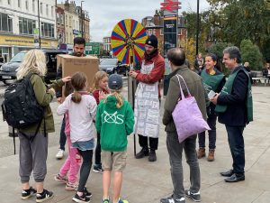 ‘Happening’ en las calles para concienciar al público sobre el Día Mundial de la Filosofía (Londres, Reino Unido)