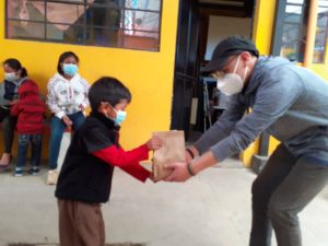 Entrega de regalos a los niños de la institución “Caras alegres” (Quetzaltenango, Guatemala)