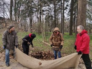 Limpieza del parque Nyvky, Día Internacional de la Tierra (Kiev, Ucrania)