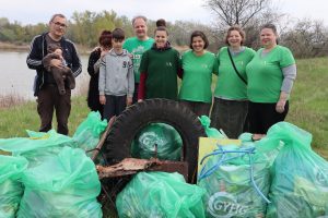 Lake cleaning on Earth Day (Győr, Hungary)