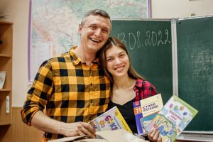 Libros de texto para la biblioteca destruida de un instituto (Kyiv, Ucrania)