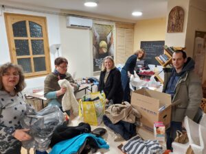 Recaudación de fondos sociales: recogida de ropa de invierno y alimentos no perecederos para los necesitados (Budapest, Hungría)
