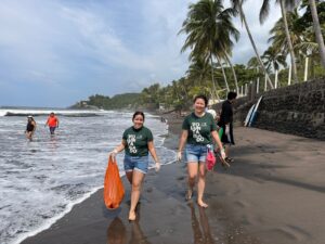 Jornada de limpieza en la playa El Zonte (San Salvador, El Salvador)