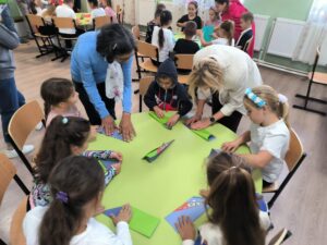 Nueva Acrópolis presenta “El Principito” en la Escuela Secundaria de Sălcioara (Bucarest, Rumanía)