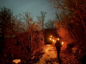 Caminata nocturna con motivo del solsticio de invierno (Villach, Austria)