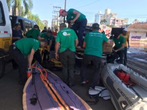Ayuda humanitaria en la inundación más grande en el sur de Brasil