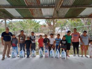 Donación de útiles escolares a niños (Palencia, Guatemala)