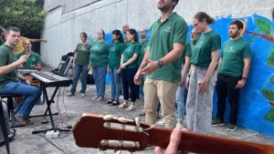 Voluntarios del coro Ars Nova de Nueva Acrópolis en el hogar Horneros (Uruguay)