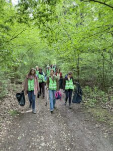 Juntos por la naturaleza. Nueva Acrópolis limpia Bisamberg (Viena, Austria)