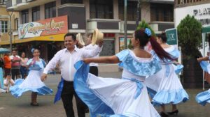 Pareja de danzantes con traje típico de la costa ecuatoriana