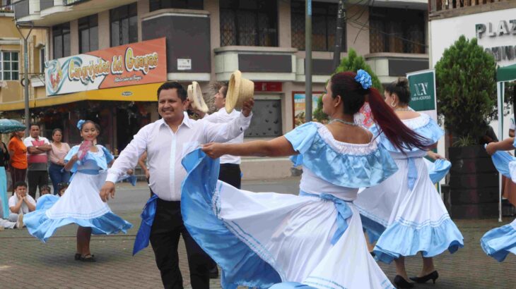 Pareja de danzantes con traje típico de la costa ecuatoriana
