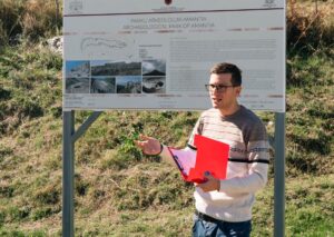 Entre piedras antiguas surgen nuevas perspectivas (Vlora, Albania)